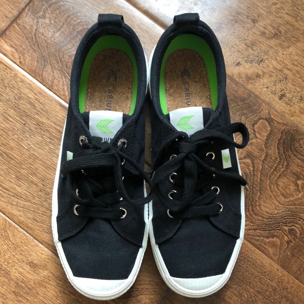 Cariuma Sneakers Size 7